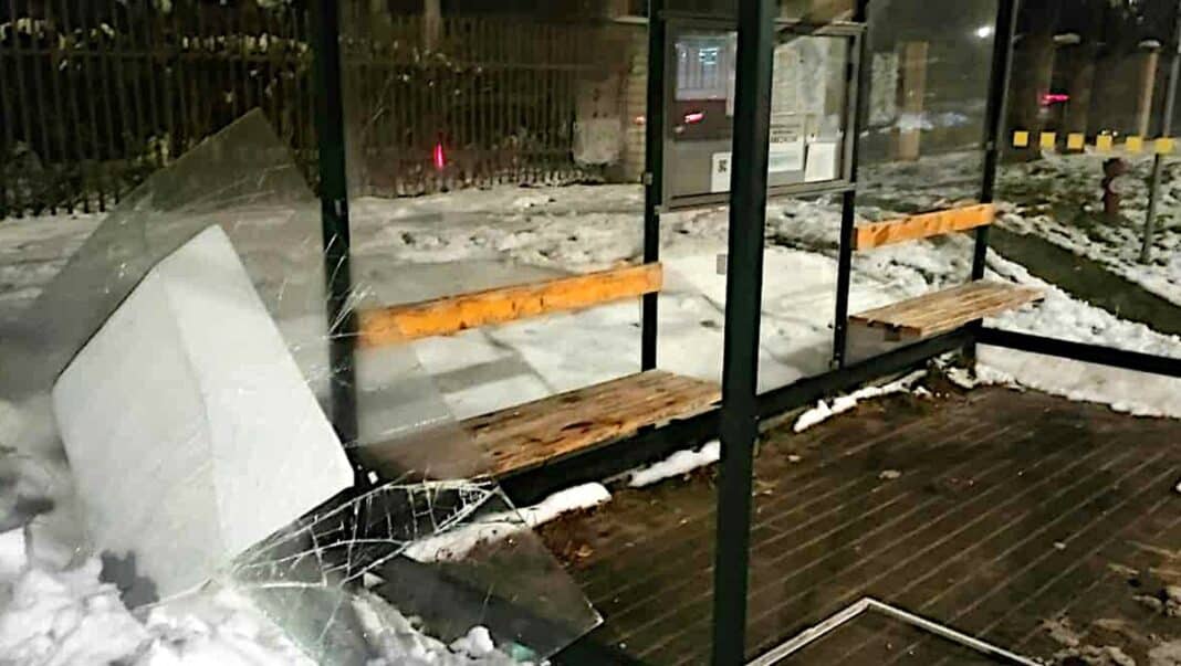 zniszczył przystanek w Iławie