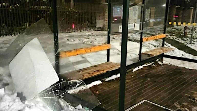 zniszczył przystanek w Iławie