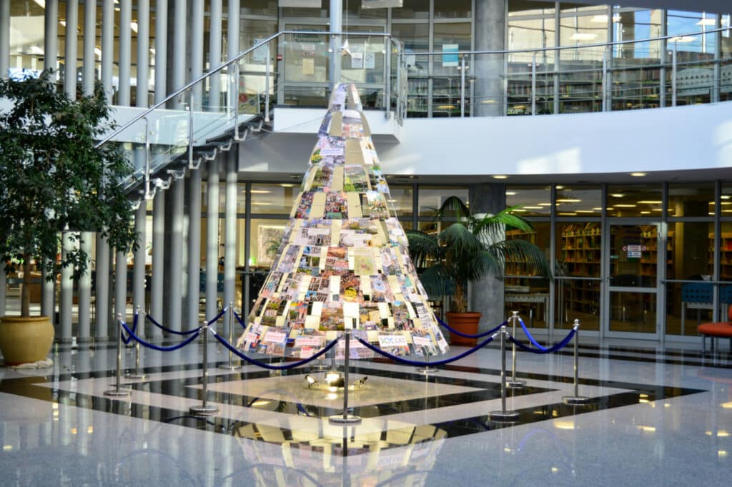 Kreatywna tradycja UWM. Olsztyńskie choinki od lat zachwycają pomysłowością. - Takich choinek nie zobaczysz nigdzie indziej! Biblioteka UWM zaskakuje pomysłowością od lat