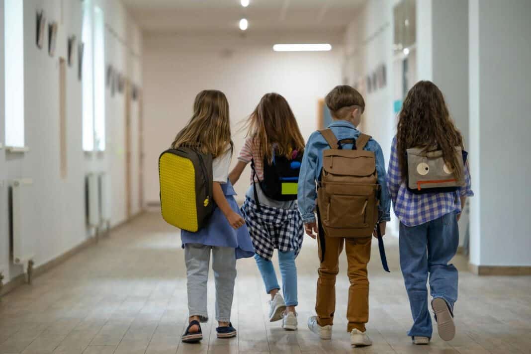 dzieci na przerwie w szkole