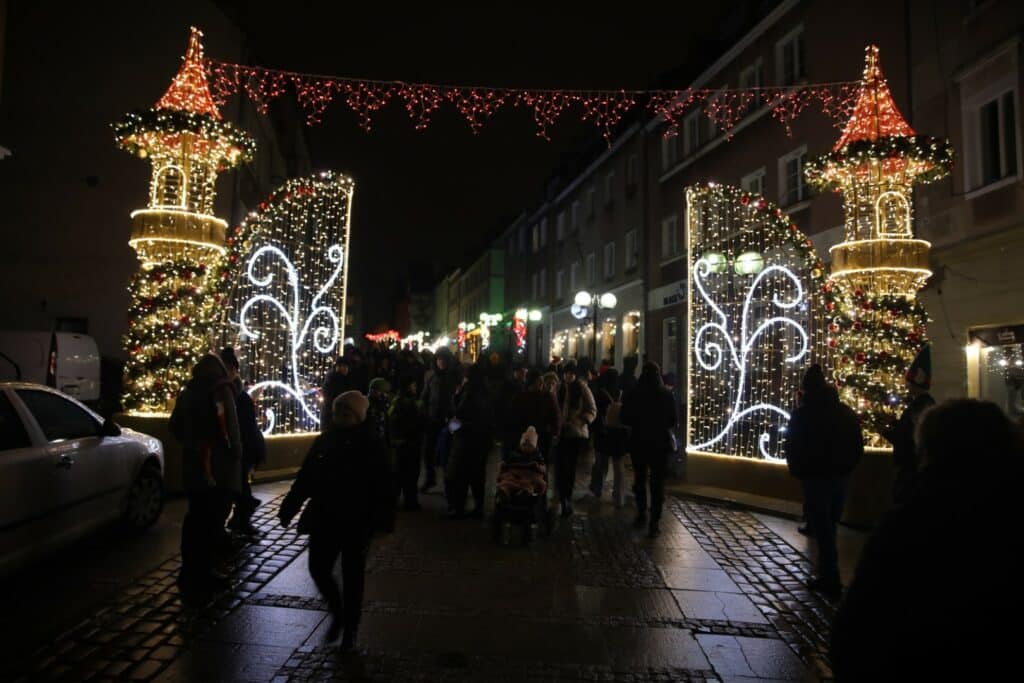 Takiego startu świąt nikt się nie spodziewał? Iluminacje na starówce podbiły serca mieszkańców Olsztyna. - Jak z bajki? Świąteczne iluminacje Olsztyna rozbłysły na Starym Mieście