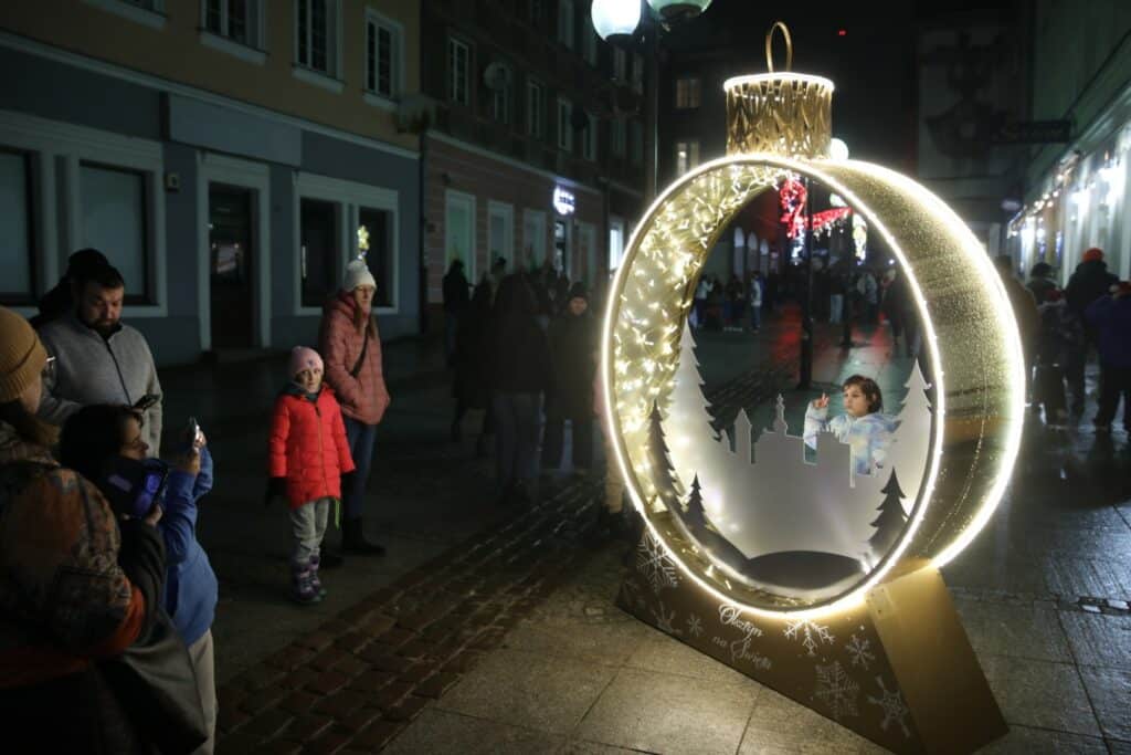 Takiego startu świąt nikt się nie spodziewał? Iluminacje na starówce podbiły serca mieszkańców Olsztyna. - Jak z bajki? Świąteczne iluminacje Olsztyna rozbłysły na Starym Mieście