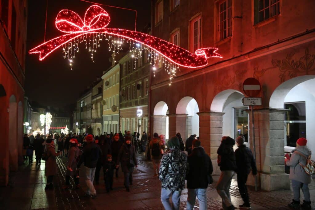 Takiego startu świąt nikt się nie spodziewał? Iluminacje na starówce podbiły serca mieszkańców Olsztyna. - Jak z bajki? Świąteczne iluminacje Olsztyna rozbłysły na Starym Mieście