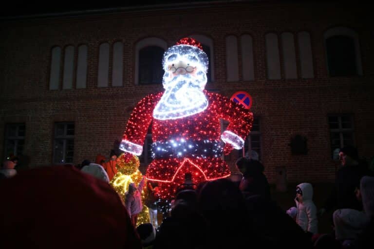 Jak z bajki? Świąteczne iluminacje Olsztyna rozbłysły na Starym Mieście