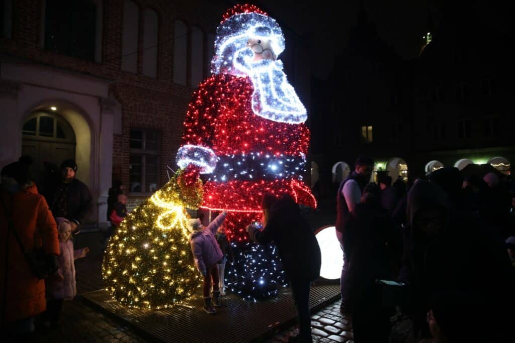 Takiego startu świąt nikt się nie spodziewał? Iluminacje na starówce podbiły serca mieszkańców Olsztyna. - Jak z bajki? Świąteczne iluminacje Olsztyna rozbłysły na Starym Mieście