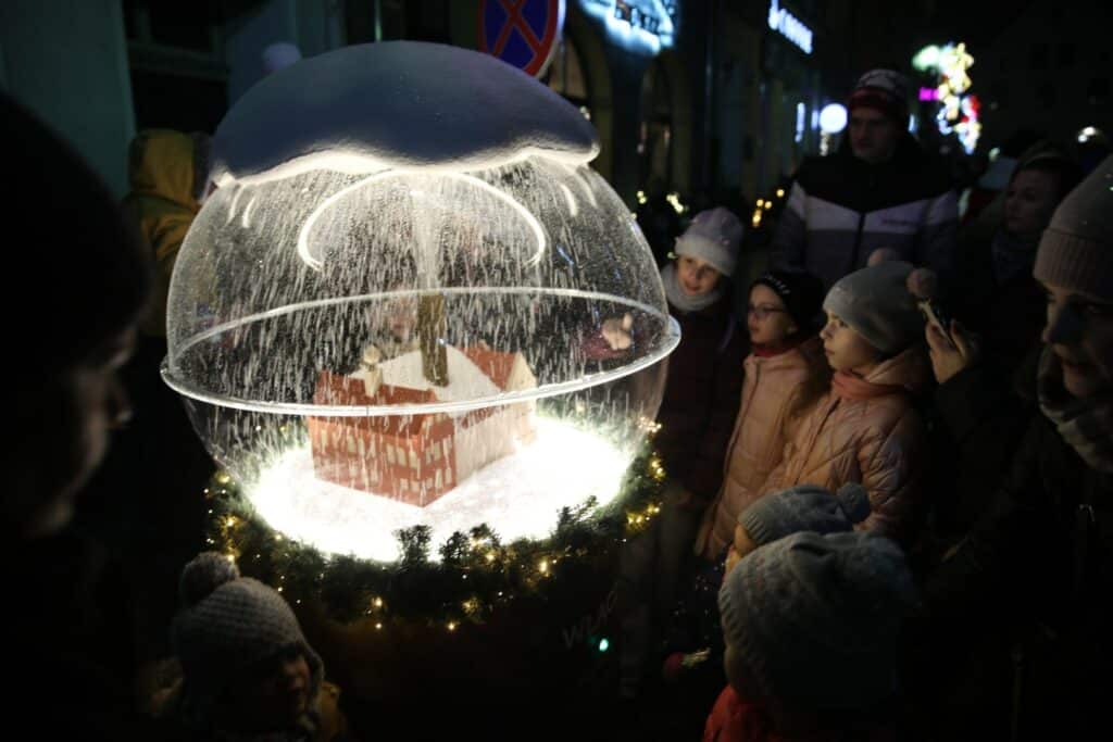 Takiego startu świąt nikt się nie spodziewał? Iluminacje na starówce podbiły serca mieszkańców Olsztyna. - Jak z bajki? Świąteczne iluminacje Olsztyna rozbłysły na Starym Mieście