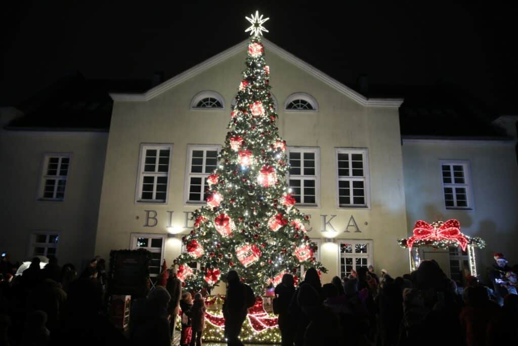Takiego startu świąt nikt się nie spodziewał? Iluminacje na starówce podbiły serca mieszkańców Olsztyna. - Jak z bajki? Świąteczne iluminacje Olsztyna rozbłysły na Starym Mieście