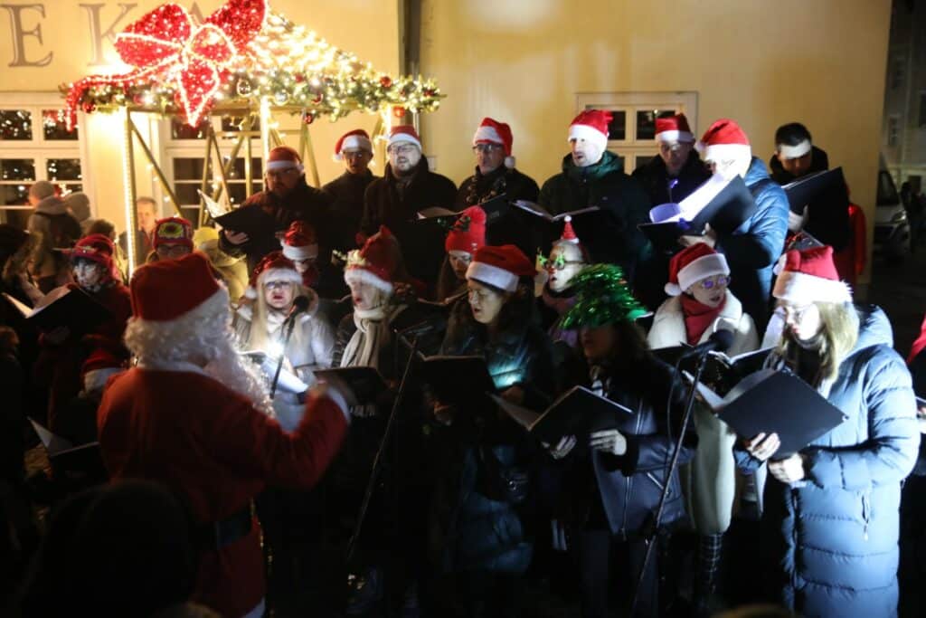 Takiego startu świąt nikt się nie spodziewał? Iluminacje na starówce podbiły serca mieszkańców Olsztyna. - Jak z bajki? Świąteczne iluminacje Olsztyna rozbłysły na Starym Mieście