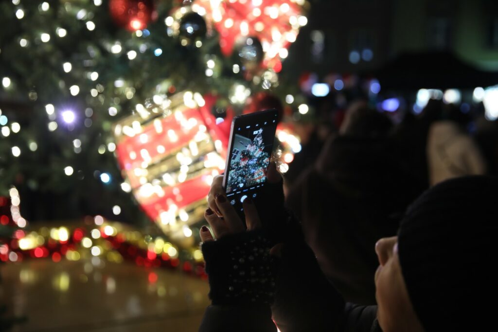Takiego startu świąt nikt się nie spodziewał? Iluminacje na starówce podbiły serca mieszkańców Olsztyna. - Jak z bajki? Świąteczne iluminacje Olsztyna rozbłysły na Starym Mieście
