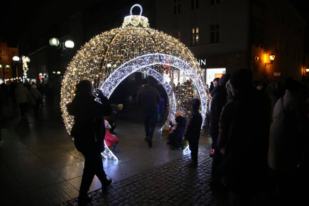 Takiego startu świąt nikt się nie spodziewał? Iluminacje na starówce podbiły serca mieszkańców Olsztyna. - Jak z bajki? Świąteczne iluminacje Olsztyna rozbłysły na Starym Mieście