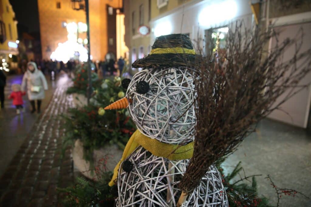 Takiego startu świąt nikt się nie spodziewał? Iluminacje na starówce podbiły serca mieszkańców Olsztyna. - Jak z bajki? Świąteczne iluminacje Olsztyna rozbłysły na Starym Mieście