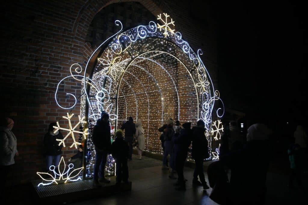 Takiego startu świąt nikt się nie spodziewał? Iluminacje na starówce podbiły serca mieszkańców Olsztyna. - Jak z bajki? Świąteczne iluminacje Olsztyna rozbłysły na Starym Mieście