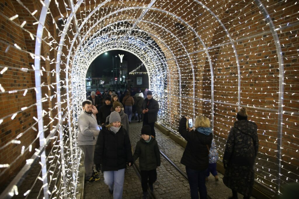 Takiego startu świąt nikt się nie spodziewał? Iluminacje na starówce podbiły serca mieszkańców Olsztyna. - Jak z bajki? Świąteczne iluminacje Olsztyna rozbłysły na Starym Mieście