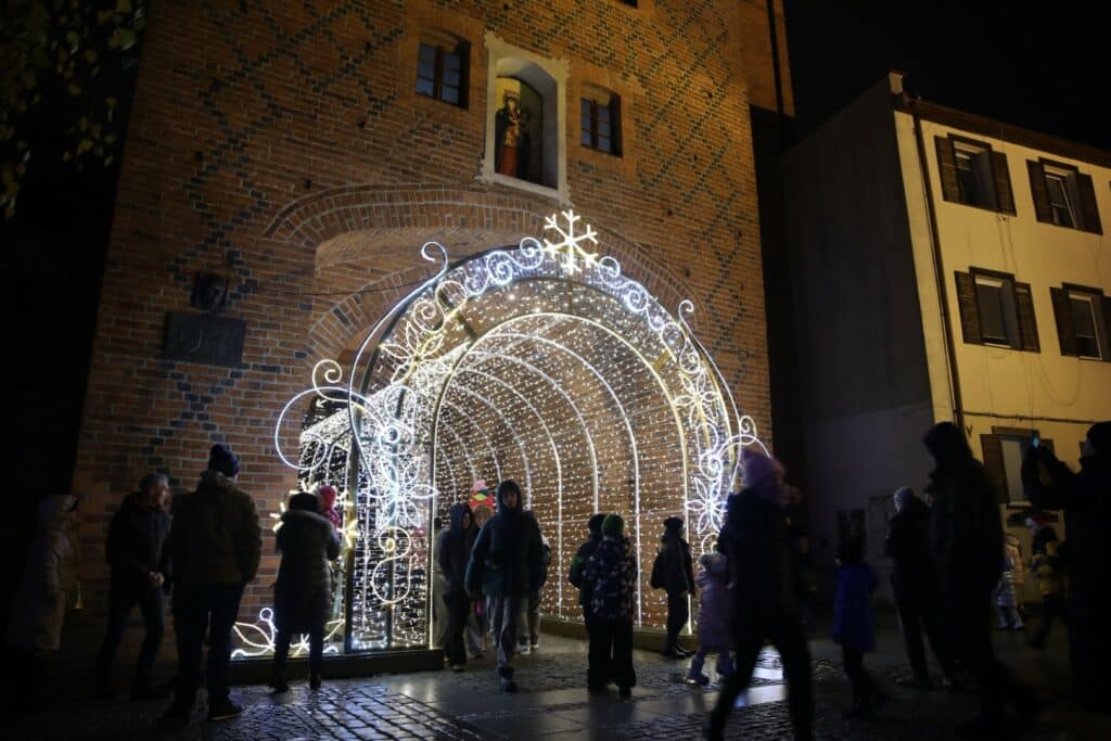 Takiego startu świąt nikt się nie spodziewał? Iluminacje na starówce podbiły serca mieszkańców Olsztyna. - Jak z bajki? Świąteczne iluminacje Olsztyna rozbłysły na Starym Mieście