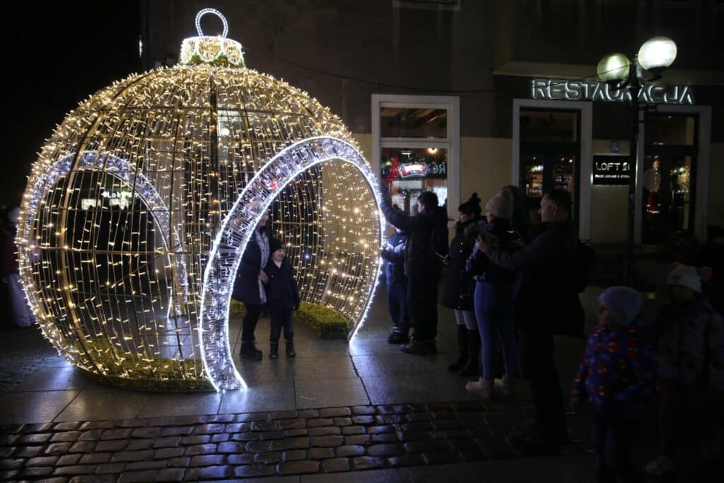 Takiego startu świąt nikt się nie spodziewał? Iluminacje na starówce podbiły serca mieszkańców Olsztyna. - Jak z bajki? Świąteczne iluminacje Olsztyna rozbłysły na Starym Mieście