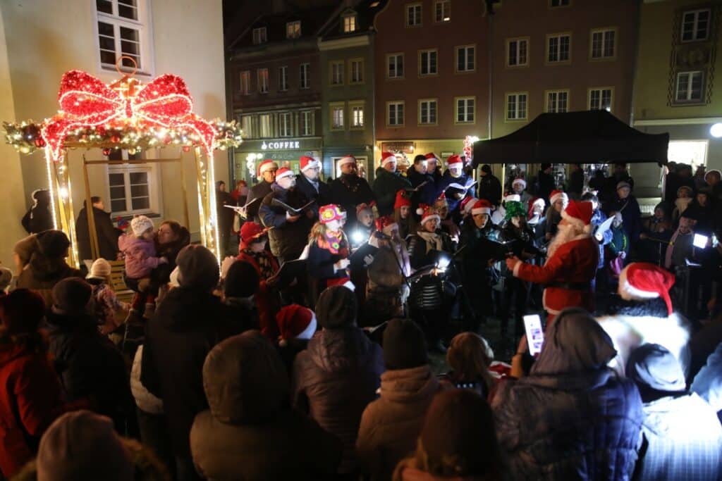 Takiego startu świąt nikt się nie spodziewał? Iluminacje na starówce podbiły serca mieszkańców Olsztyna. - Jak z bajki? Świąteczne iluminacje Olsztyna rozbłysły na Starym Mieście
