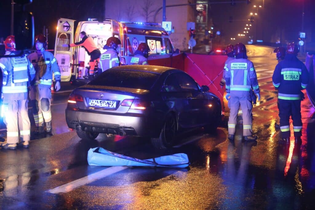 Został potrącony przez mercedesa, odbił się od pojazdu i wpadł pod koła bmw. - Śmiertelny wypadek w centrum Olsztyna. 48-latek zginął pod kołami dwóch aut