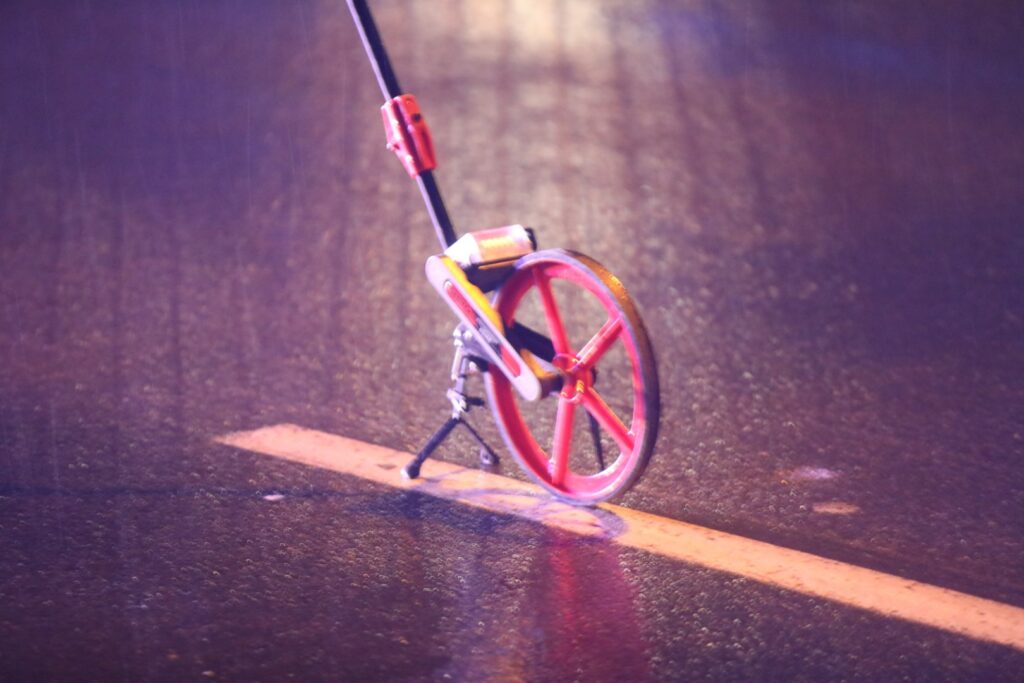 Został potrącony przez mercedesa, odbił się od pojazdu i wpadł pod koła bmw. - Śmiertelny wypadek w centrum Olsztyna. 48-latek zginął pod kołami dwóch aut