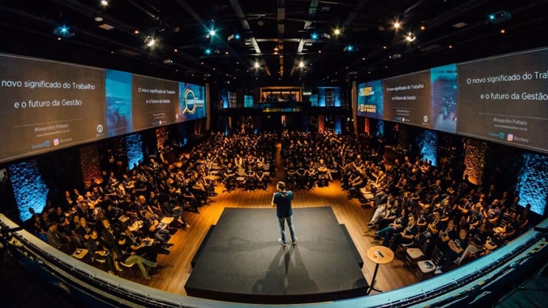 Kupno mównicy z pleksi czy wynajem? Co bardziej się opłaca