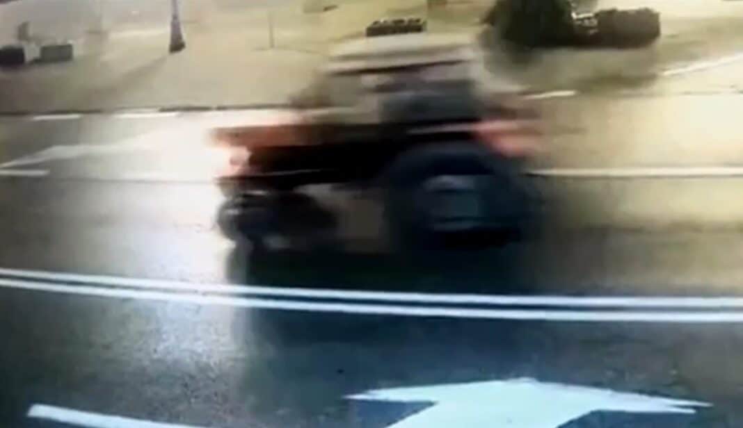 traktor sunął w nocy przez miasto