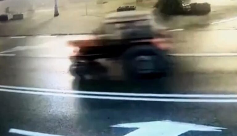 traktor sunął w nocy przez miasto