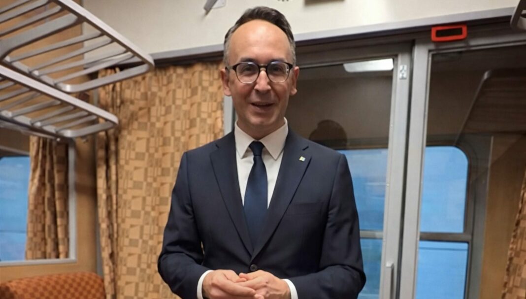 wagon PRL wyjedzie na tory