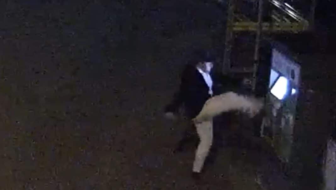 mężczyzna kopie biletomat w Olsztynie