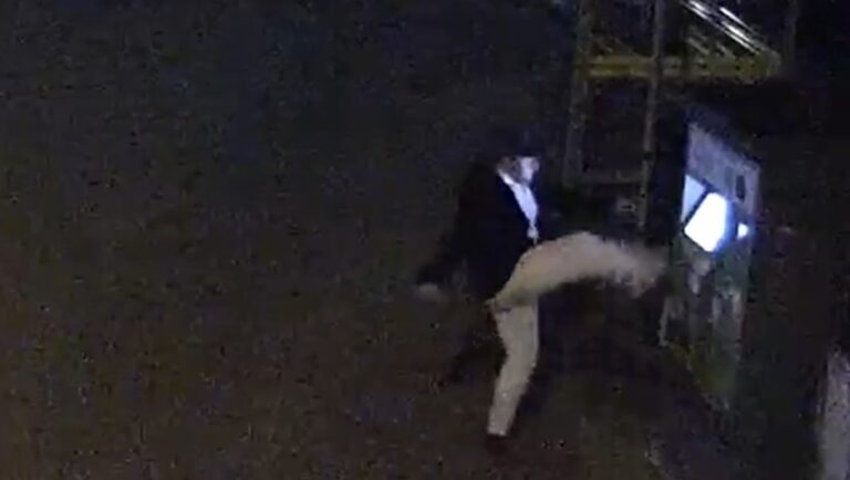 mężczyzna kopie biletomat w Olsztynie