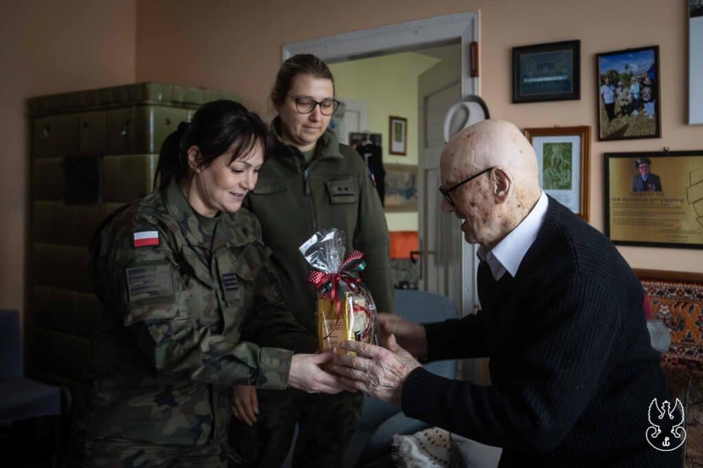 Przed świętami zapukali do drzwi kombatantów. - Terytorialsi odwiedzili kombatantów na Warmii i Mazurach