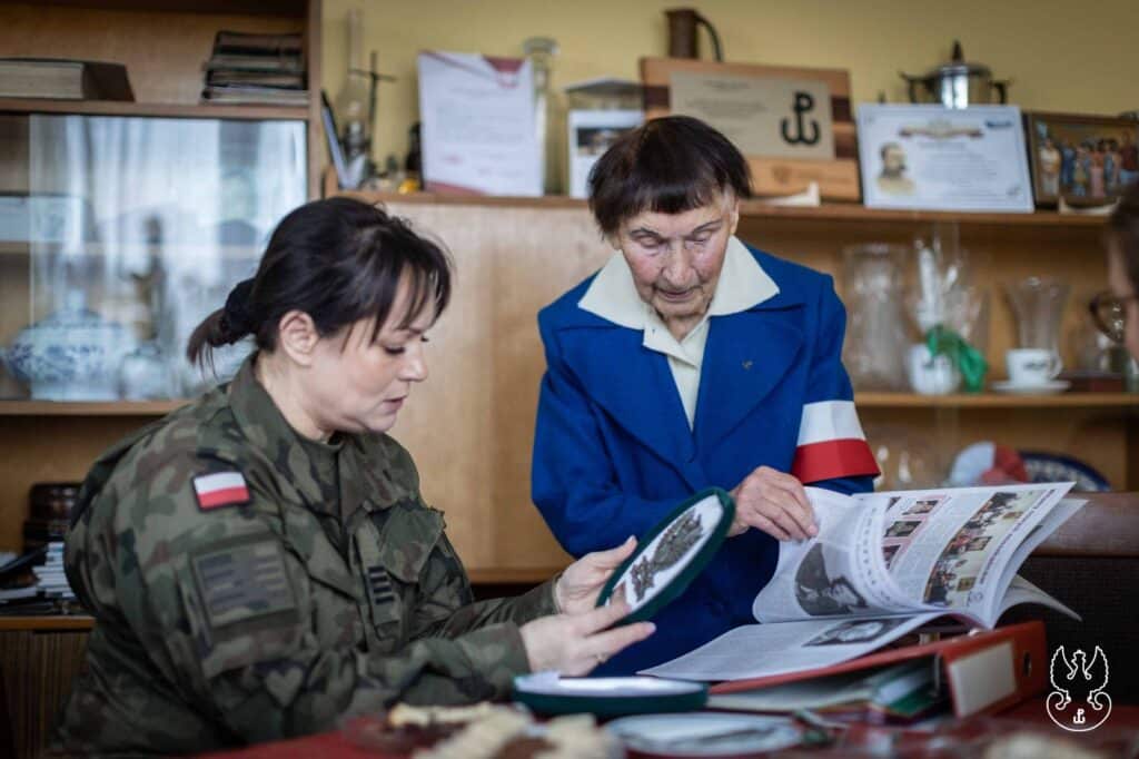 Przed świętami zapukali do drzwi kombatantów. - Terytorialsi odwiedzili kombatantów na Warmii i Mazurach