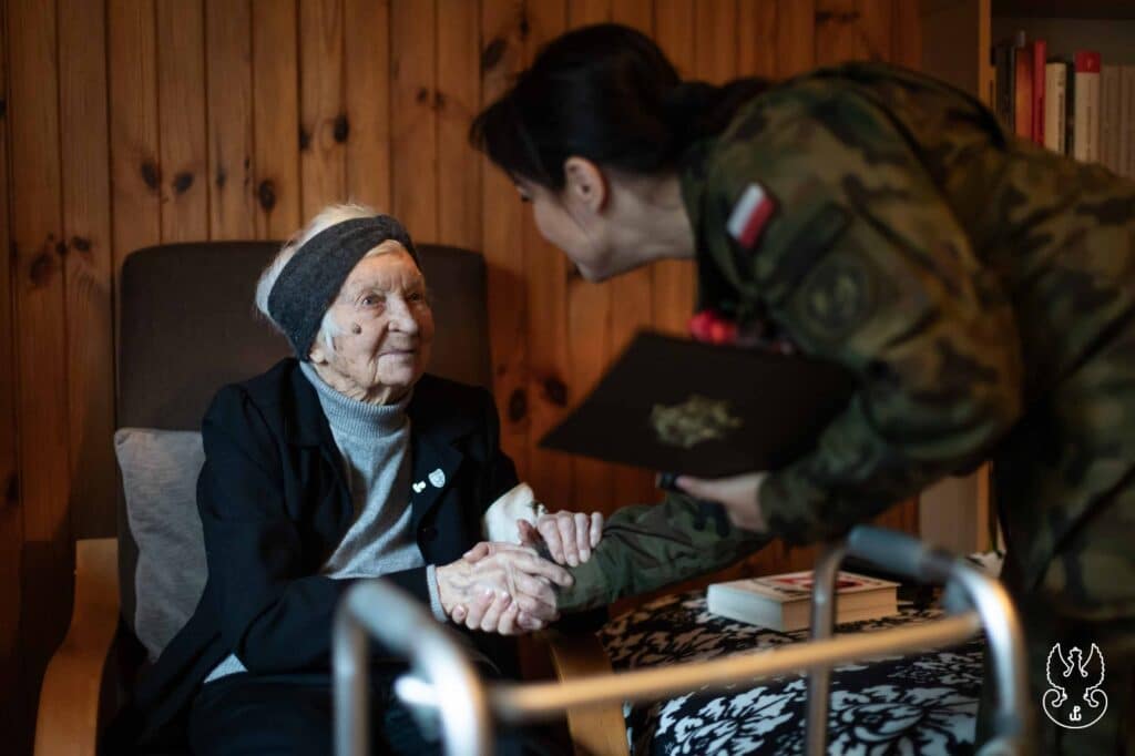 Przed świętami zapukali do drzwi kombatantów. - Terytorialsi odwiedzili kombatantów na Warmii i Mazurach