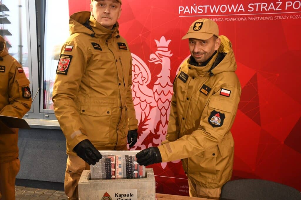 Akt erekcyjny trafił do kapsuły czasu. - Strażacy z Mazur doczekają się nowej siedziby