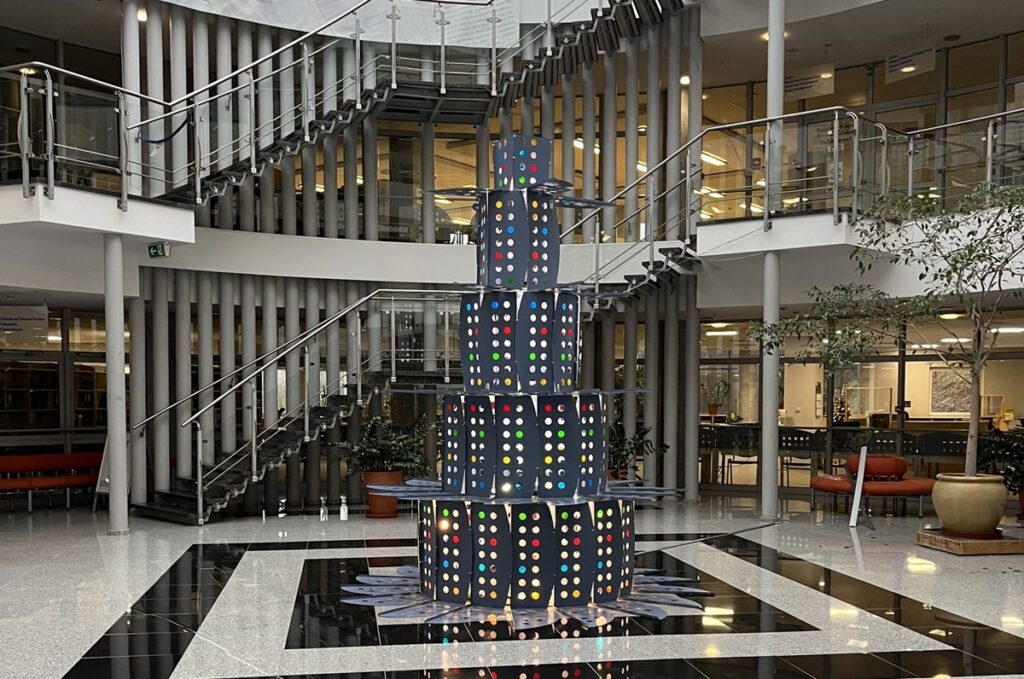 Tak wygląda najnowsza choinka w Bibliotece UWM. Ładna? - Nikt nie spodziewał się takiej choinki na UWM. To, z czego ją zrobiono, zaskakuje wszystkich