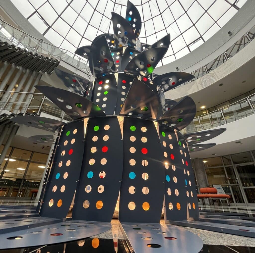 Tak wygląda najnowsza choinka w Bibliotece UWM. Ładna? - Nikt nie spodziewał się takiej choinki na UWM. To, z czego ją zrobiono, zaskakuje wszystkich