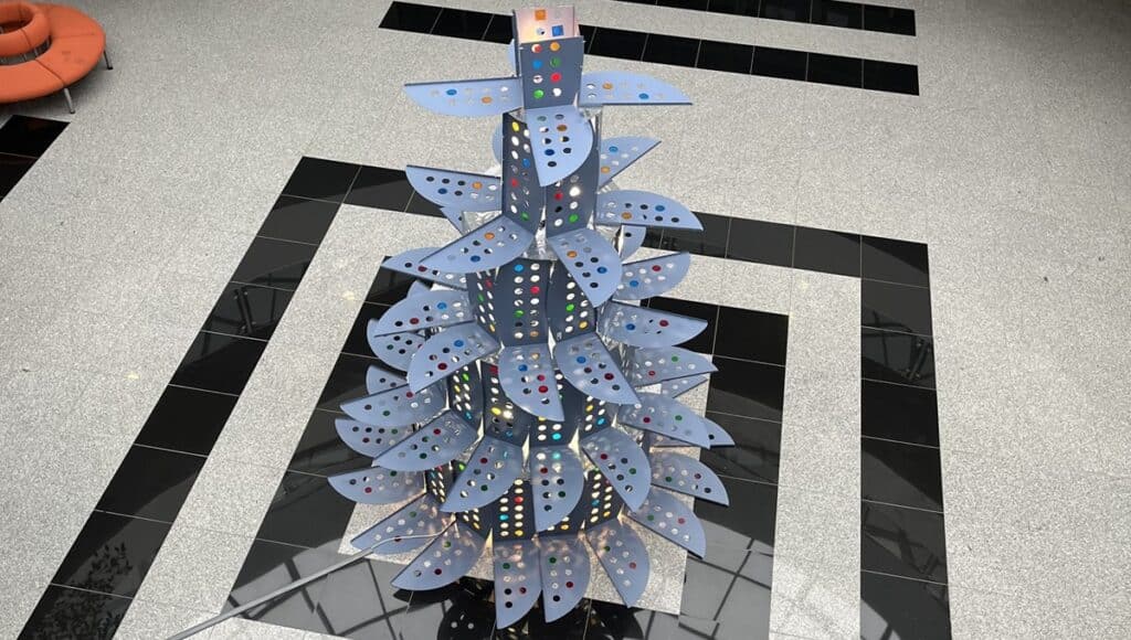 Tak wygląda najnowsza choinka w Bibliotece UWM. Ładna? - Nikt nie spodziewał się takiej choinki na UWM. To, z czego ją zrobiono, zaskakuje wszystkich