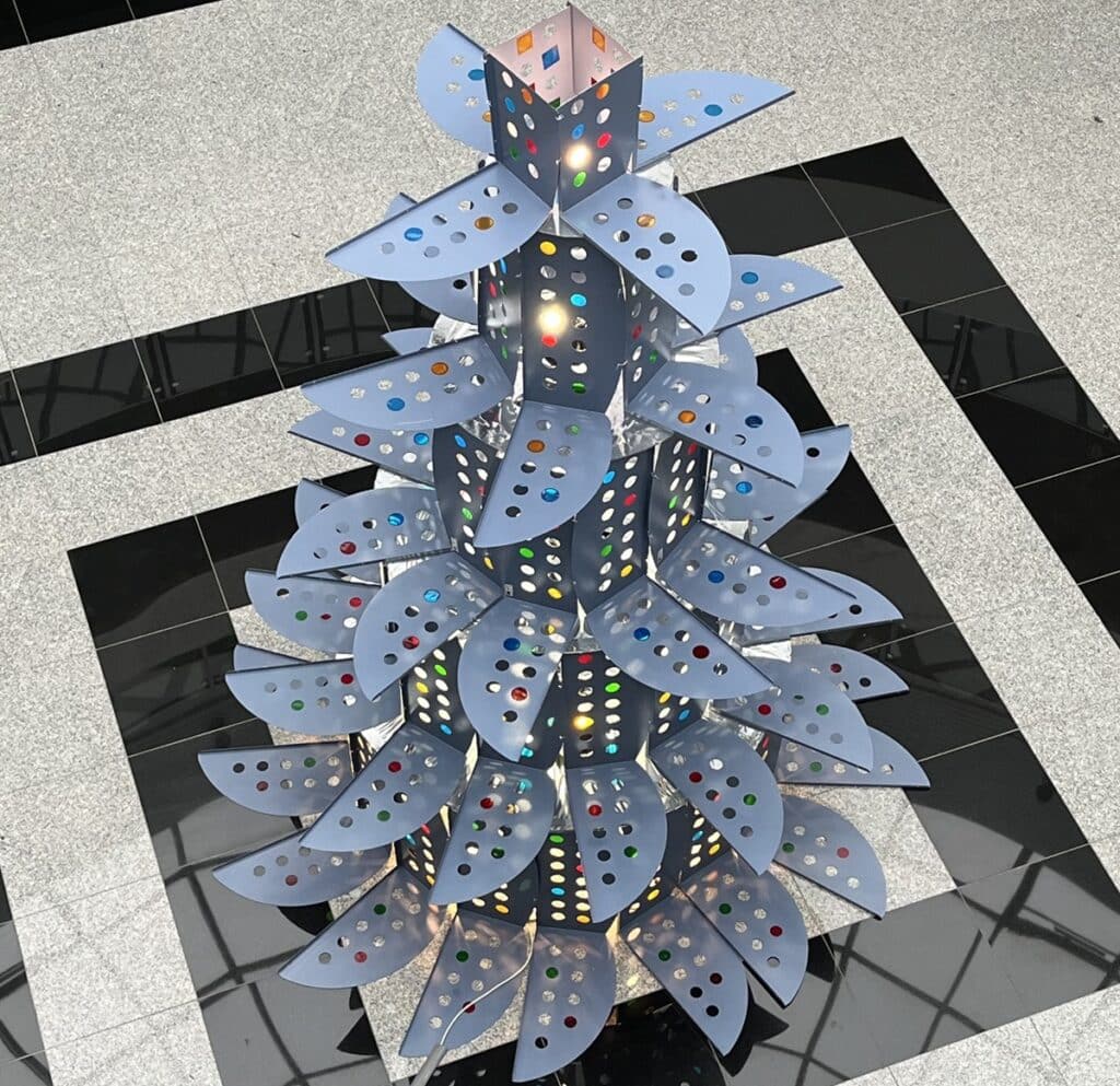 Tak wygląda najnowsza choinka w Bibliotece UWM. Ładna? - Nikt nie spodziewał się takiej choinki na UWM. To, z czego ją zrobiono, zaskakuje wszystkich