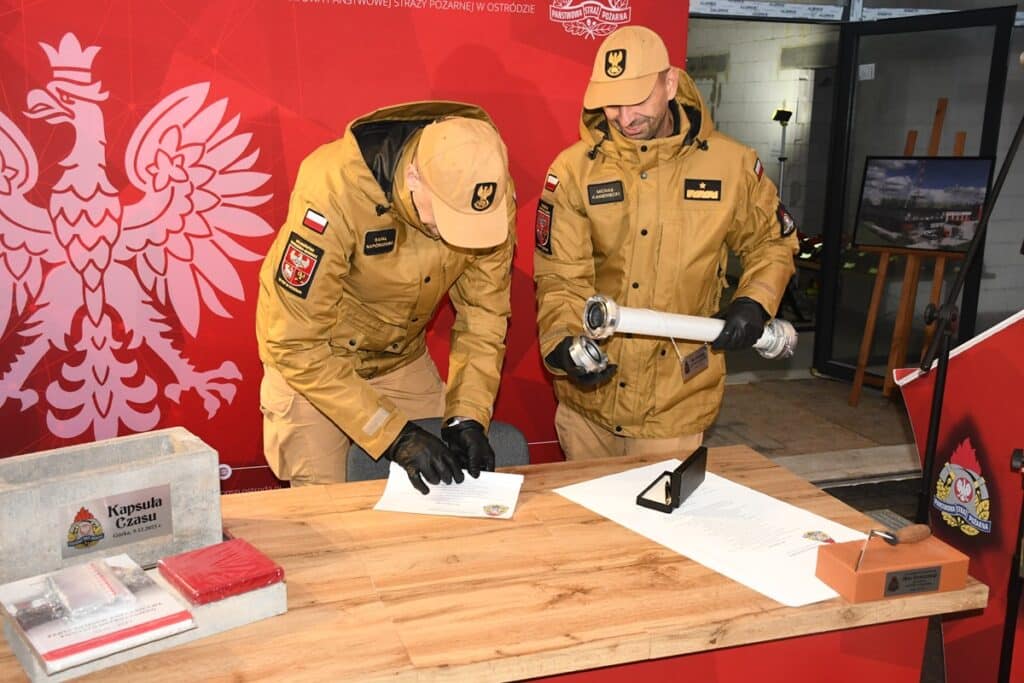 Akt erekcyjny trafił do kapsuły czasu. - Strażacy z Mazur doczekają się nowej siedziby