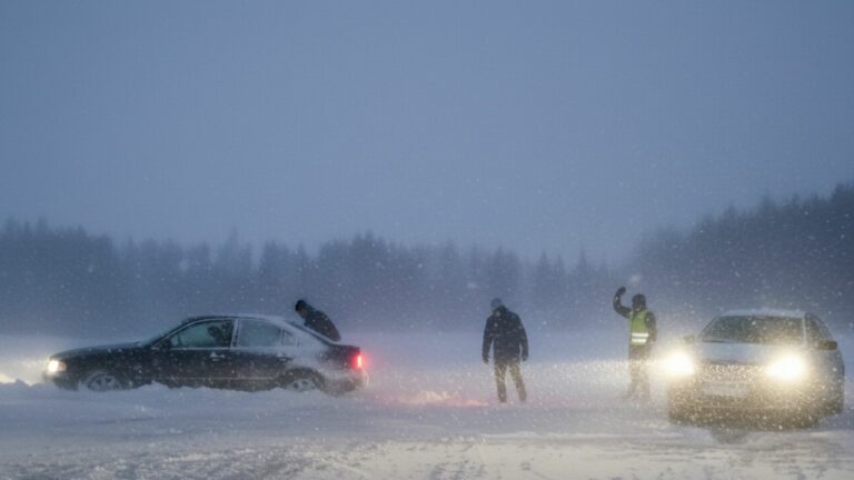 auta w zaspach sniezyca