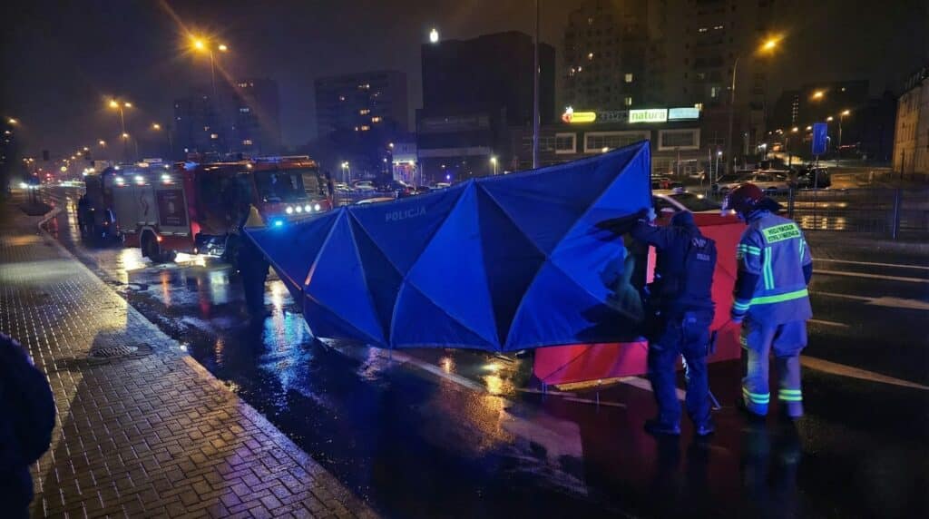 Został potrącony przez mercedesa, odbił się od pojazdu i wpadł pod koła bmw. - Śmiertelny wypadek w centrum Olsztyna. 48-latek zginął pod kołami dwóch aut