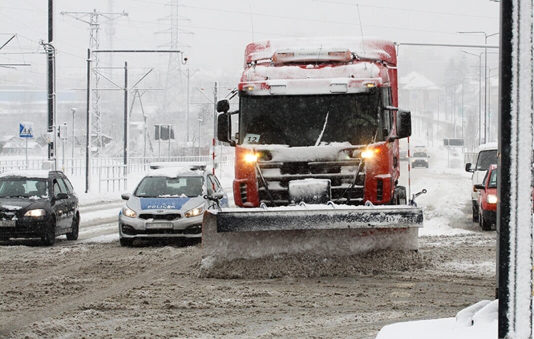 śnieg zasypał ulice i samochody