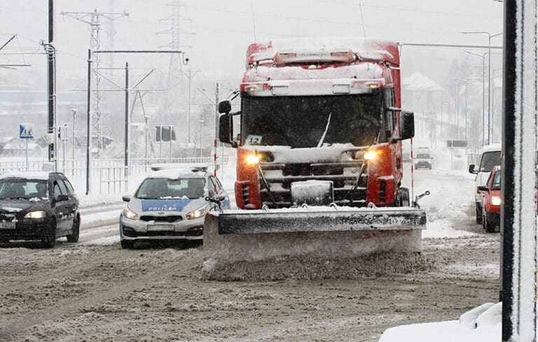 śnieg zasypał ulice i samochody