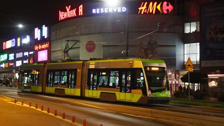 tramwaj nocą