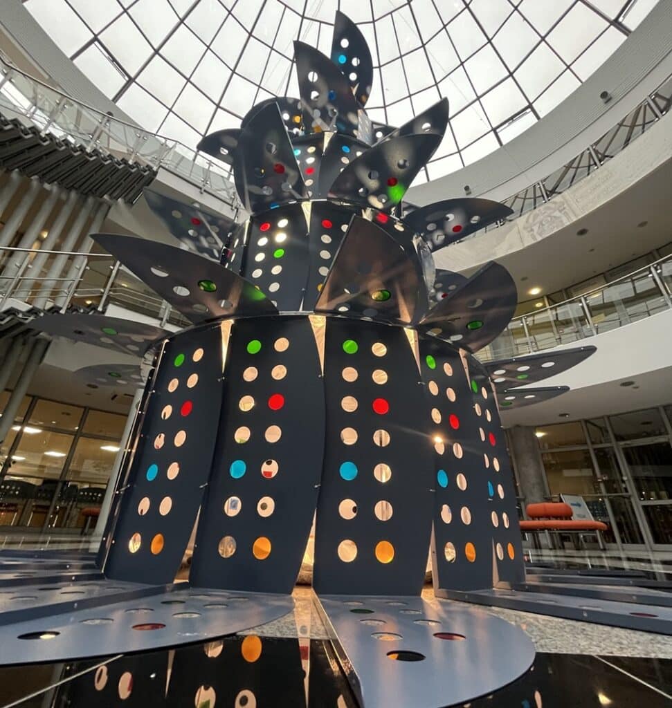 Takich choinek Olsztyn jeszcze nie widział! Informatycy i studenci zaskoczyli wszystkich. - Nietypowe choinki w Olsztynie. Kreatywne świąteczne drzewka zaskakują pomysłowością