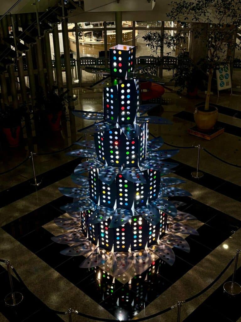 Takich choinek Olsztyn jeszcze nie widział! Informatycy i studenci zaskoczyli wszystkich. - Nietypowe choinki w Olsztynie. Kreatywne świąteczne drzewka zaskakują pomysłowością