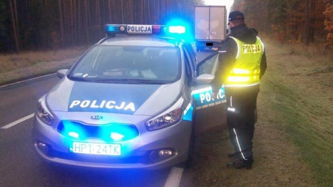 radiowóz i ciężarówka podczas wypadku