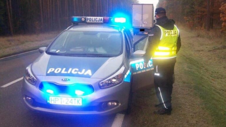 radiowóz i ciężarówka podczas wypadku