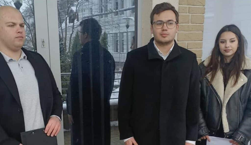 Przed biurem posła z Olsztyna doszło do mocnego wystąpienia. Młodzi dla Wolności przedstawili swoje rozliczenie rządu. - Skandal przed biurem poselskim? Rózga, krzyk i atak na rząd Tuska w Olsztynie