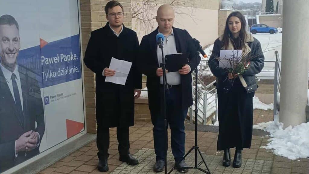 Przed biurem posła z Olsztyna doszło do mocnego wystąpienia. Młodzi dla Wolności przedstawili swoje rozliczenie rządu. - Skandal przed biurem poselskim? Rózga, krzyk i atak na rząd Tuska w Olsztynie