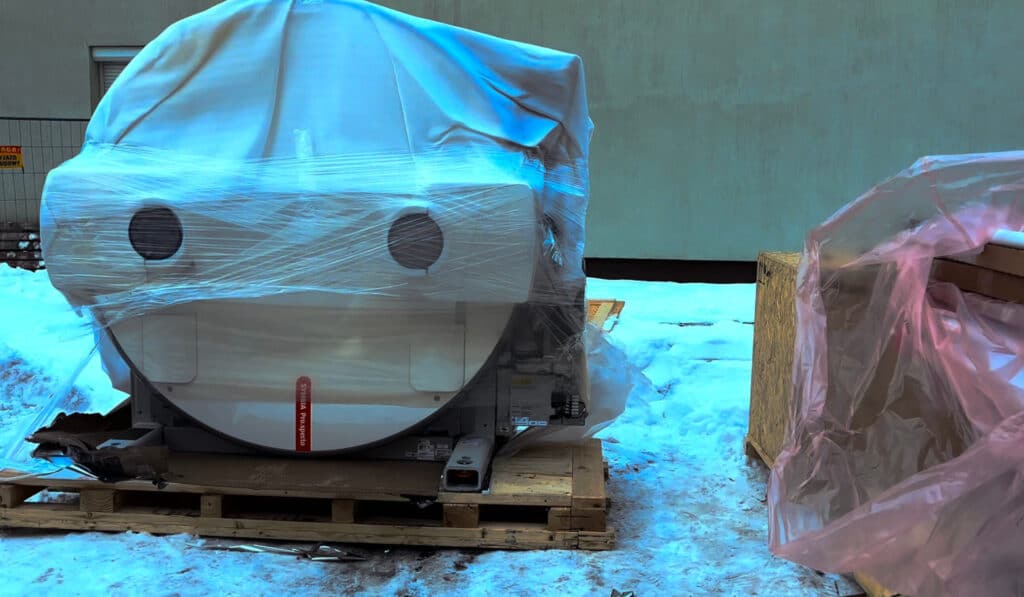 Minus 10 stopni, dźwig i aparatura za miliony. - Przełom w onkologii w Olsztynie. Szpital wciągnął przez okno wielką aparaturę za 43 mln zł