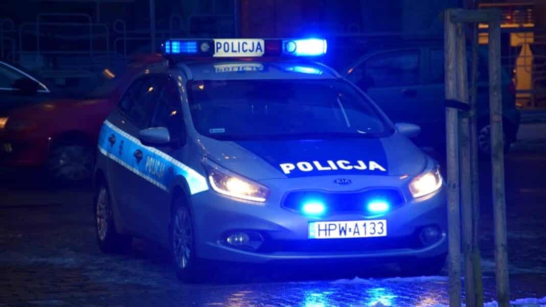 radiowóz policyjny nocą